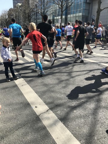 ⑥沿道の子どもとタッチするランナー