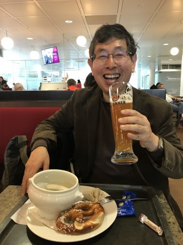 ⑬ミュンヘンの空港でしぶとくビール